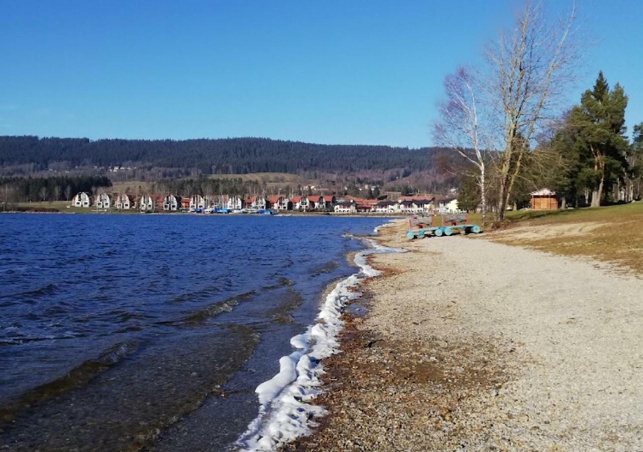 ホテル Lipno Pearl リプノ・ナト・ヴルタヴォウ エクステリア 写真